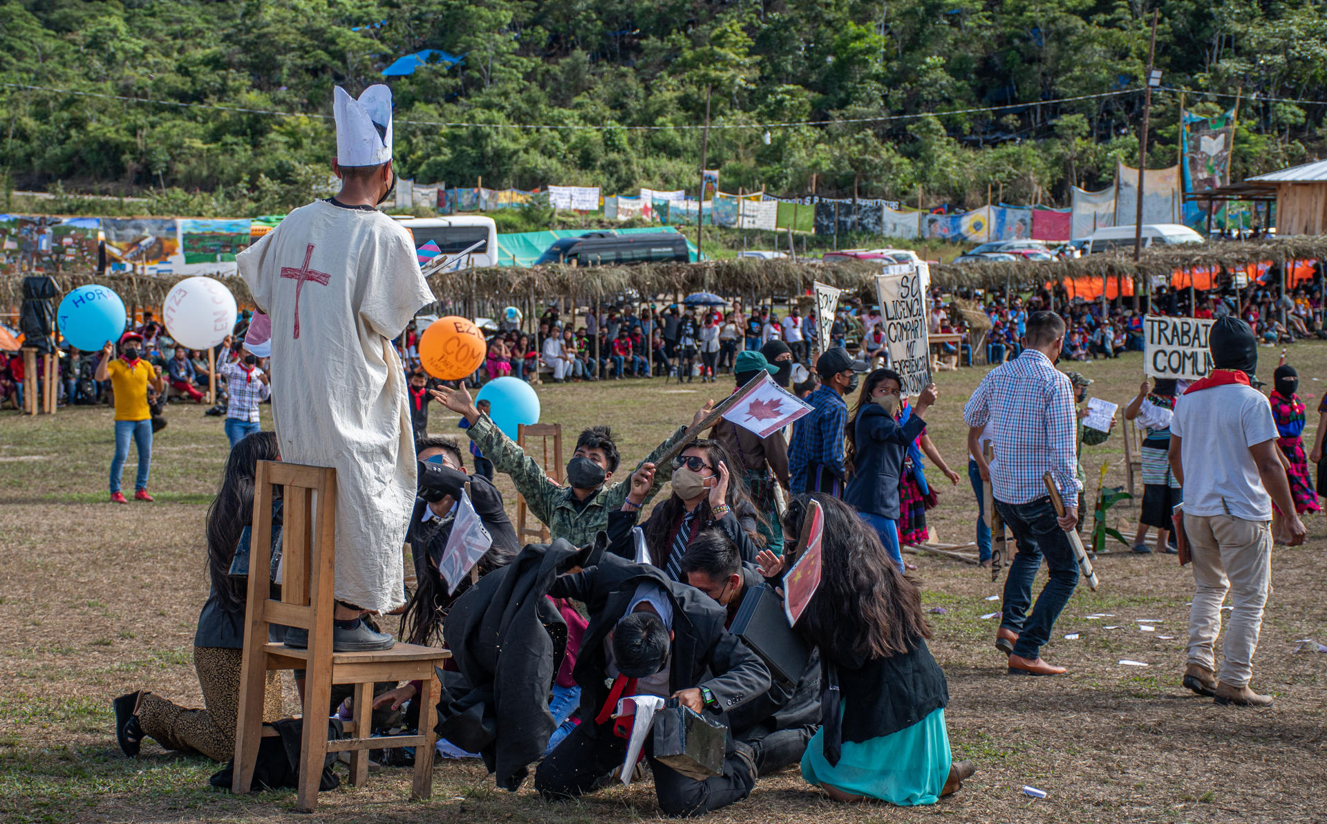 Integrantes de diferentes 'Caracoles' (Comunidades de la región), representan con obras de teatro político social, donde visualizaron la transformación social para lograr el cambio, el 31 de diciembre de 2023, en el municipio de Ocosingo en el estado de Chiapas (México). EFE/Carlos López
