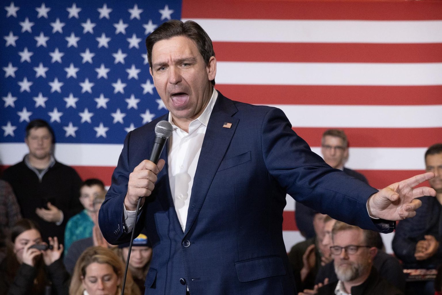 El candidato presidencial republicano Ron DeSantis habla durante un evento de campaña el 19 de enero de 2024, en Nashua, New Hampshire (EE.UU.). EFE/ Michael Reynolds