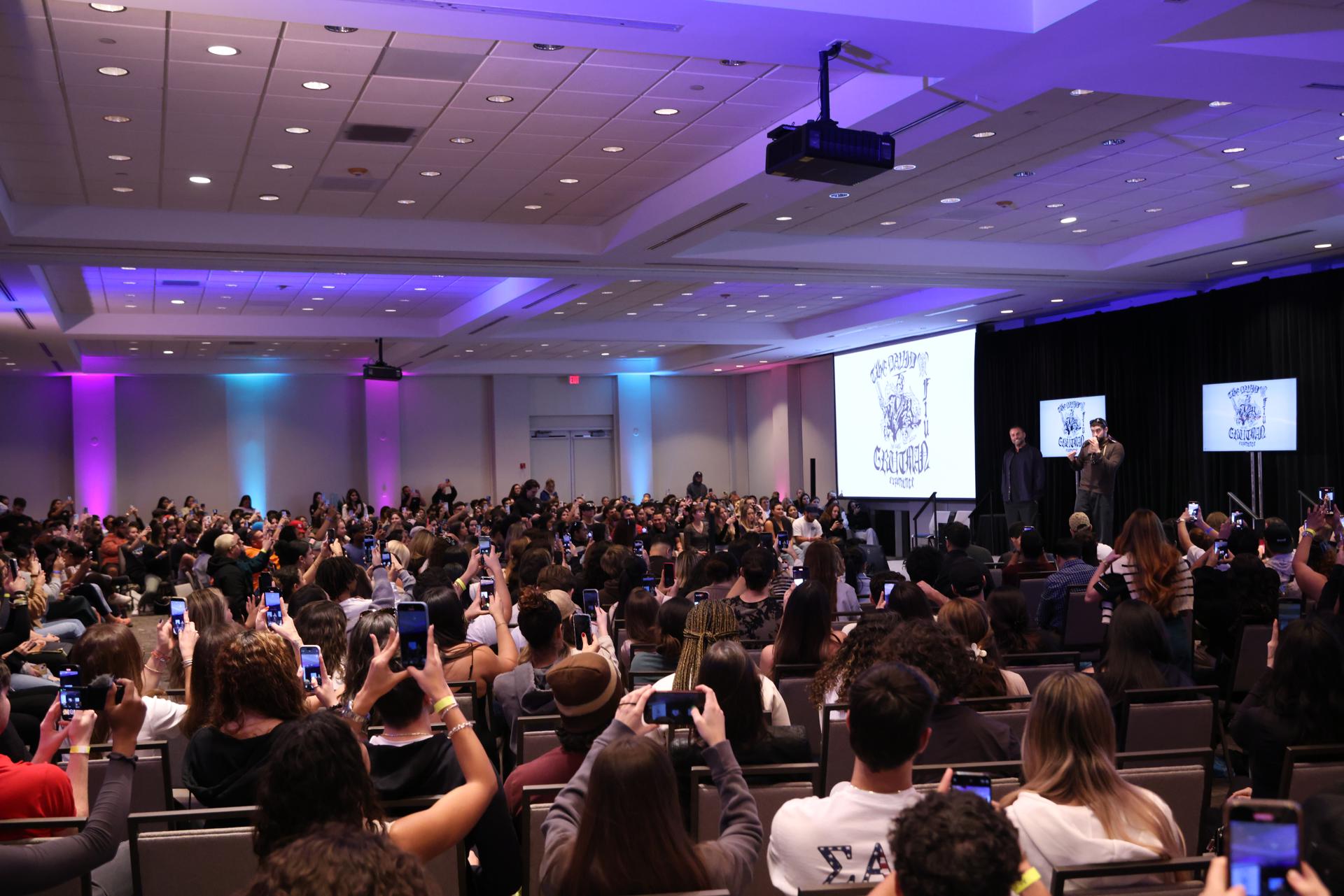 Fotografía cedida hoy por World Red Eye donde aparece el cantante puertorriqueño Bad Bunny (d) mientras habla durante The David Grutman Experience Class en la Florida International University (FIU) en Miami, Florida (EE.UU). EFE/World Red Eye /SOLO USO EDITORIAL /NO VENTAS /SOLO DISPONIBLE PARA ILUSTRAR LA NOTICIA QUE ACOMPAÑA /CRÉDITO OBLIGATORIO
