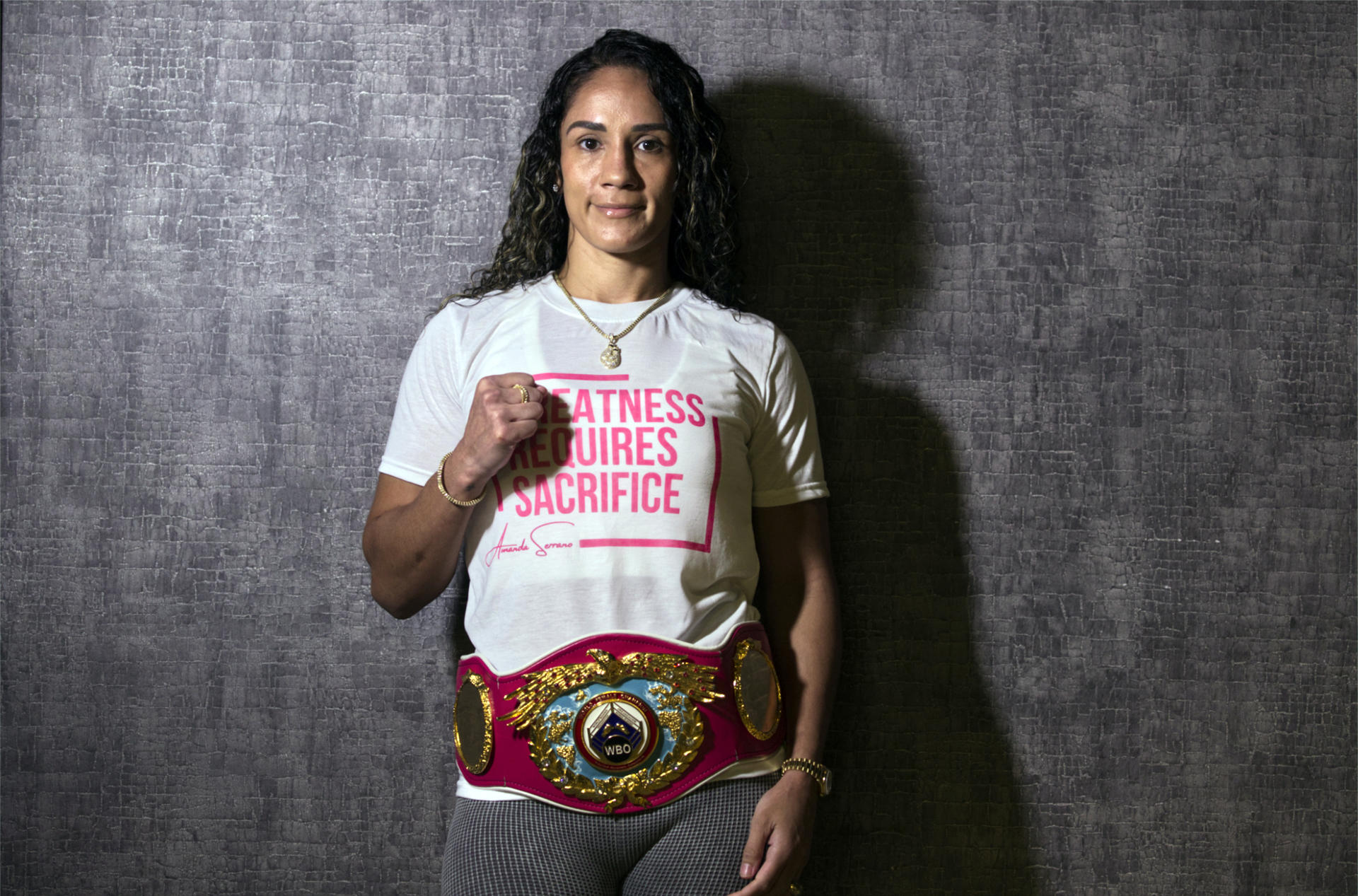 La boxeadora puertorriqueña Amanda Serrano posa con su cinturón de campeona durante una entrevista con EFE el 5 de enero de 2024, en San Juan (Puerto Rico). EFE/ Thais Llorca
