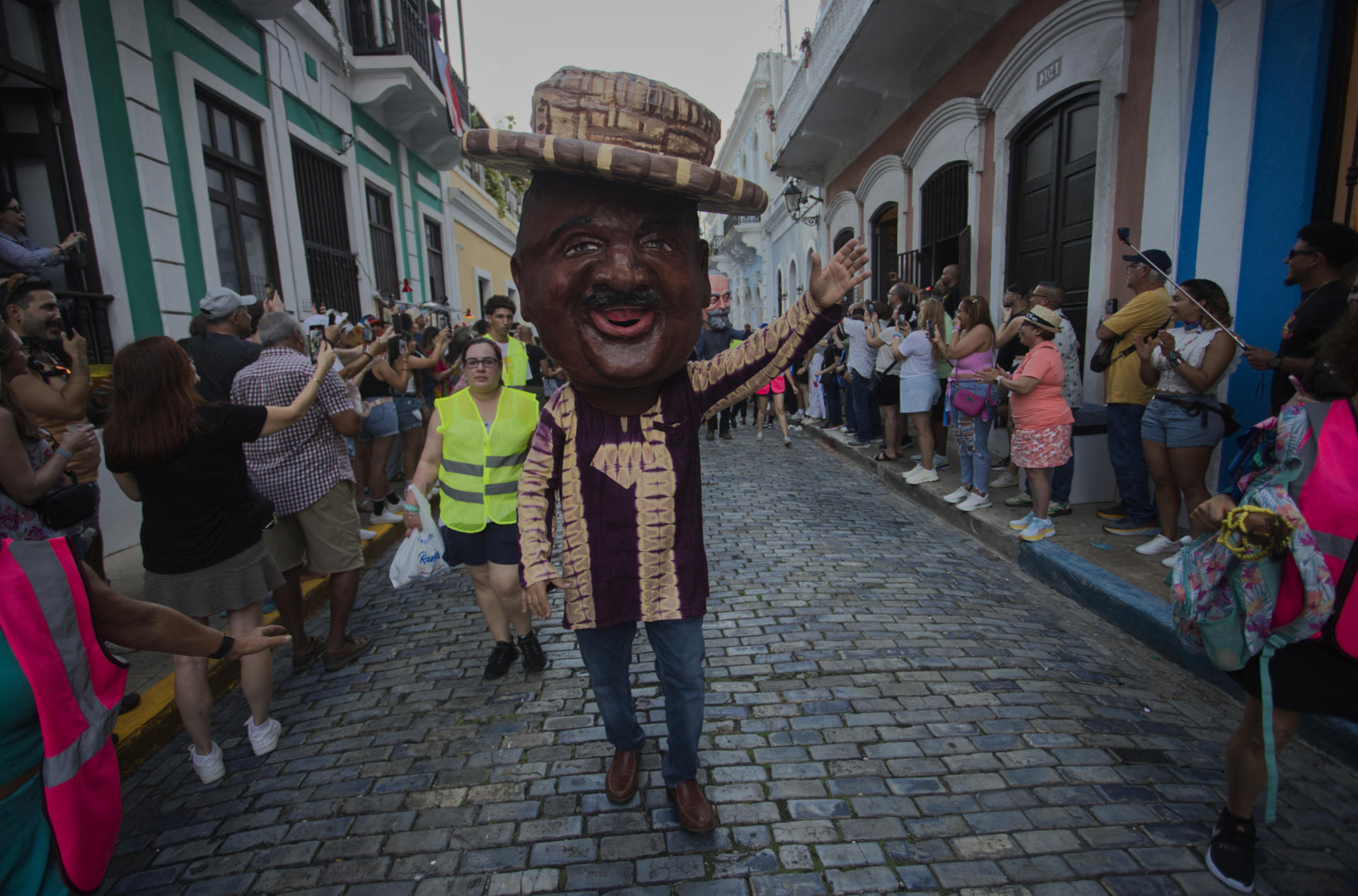 Decenas de personas participan en una comparsa en celebración de la edición numero 54 de las Fiestas de la Calle San Sebastián, hoy, en San Juan (Puerto Rico). EFE/ Thais Llorca
