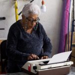 La señora María del Rosario Elizondo redacta una carta en su máquina de escribir, el 18 de enero de 2024, en la ciudad de Querétaro (México). EFE/ Sergio Adrián Ángeles