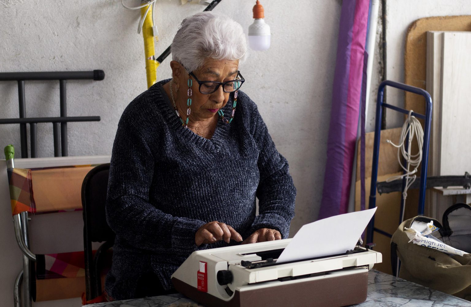 La señora María del Rosario Elizondo redacta una carta en su máquina de escribir, el 18 de enero de 2024, en la ciudad de Querétaro (México). EFE/ Sergio Adrián Ángeles