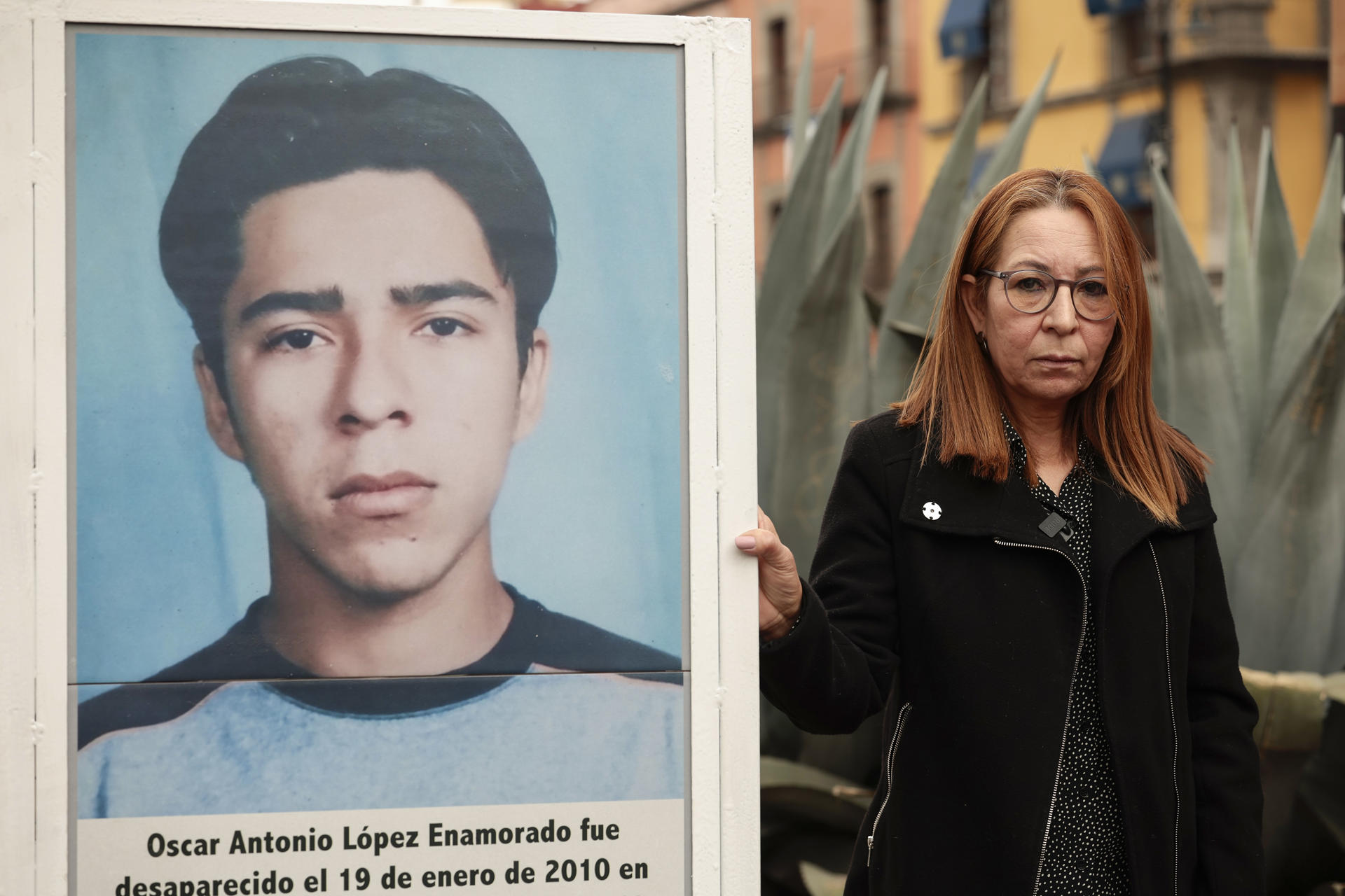 Ana Enamorado, madre del joven hondureño desaparecido en el estado mexicano de Jalisco, Oscar Antonio López Enamorado, posa durante la develación de un memorial para su hijo hoy, en la Ciudad de México (México). EFE/José Méndez
