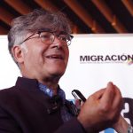 El director de Migración Colombia, Carlos Fernando García Manosalva habla hoy durante una rueda de prensa en Bogotá (Colombia). EFE/ Carlos Ortega