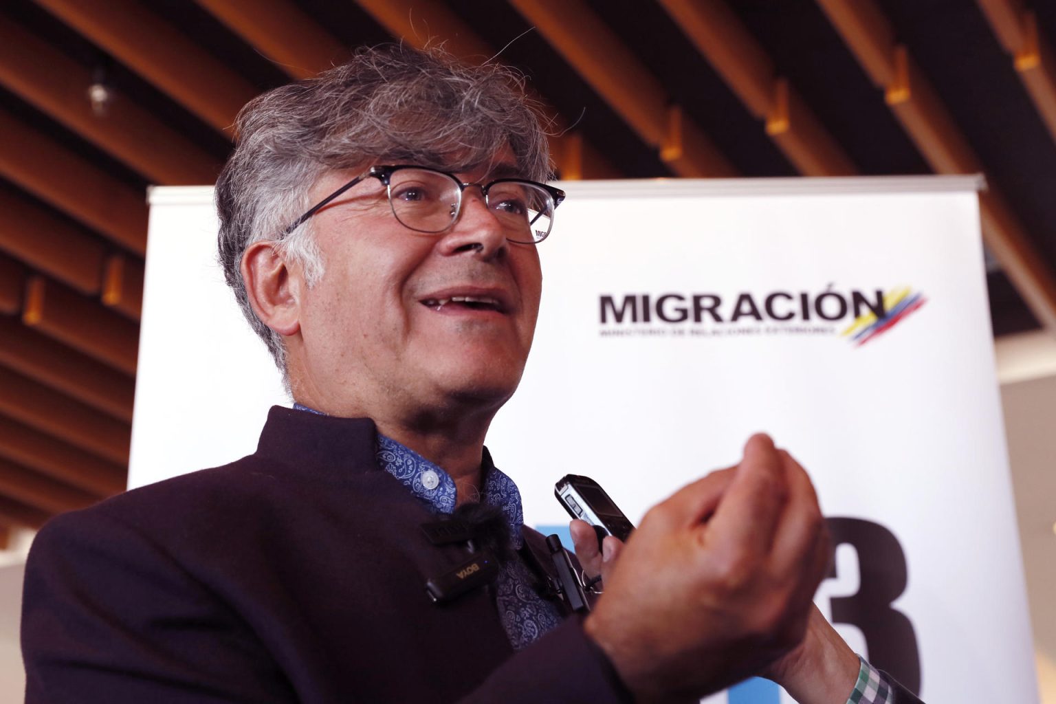 El director de Migración Colombia, Carlos Fernando García Manosalva habla hoy durante una rueda de prensa en Bogotá (Colombia). EFE/ Carlos Ortega