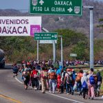 Migrantes caminan durante una caravana que se dirige a la frontera con Estados Unidos hoy, en el municipio de Arriaga (México). EFE/ Carlos López