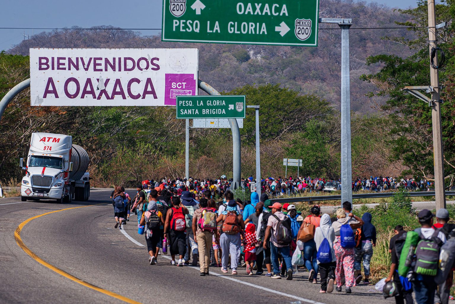 Migrantes caminan durante una caravana que se dirige a la frontera con Estados Unidos hoy, en el municipio de Arriaga (México). EFE/ Carlos López