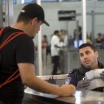 Fotografía de archivo de un agente de Aduanas y Protección de Fronteras (CBP) que pregunta a un mexicano que entra por el cruce peatonal denominado PedWest de San Ysidro. EFE/David Maung