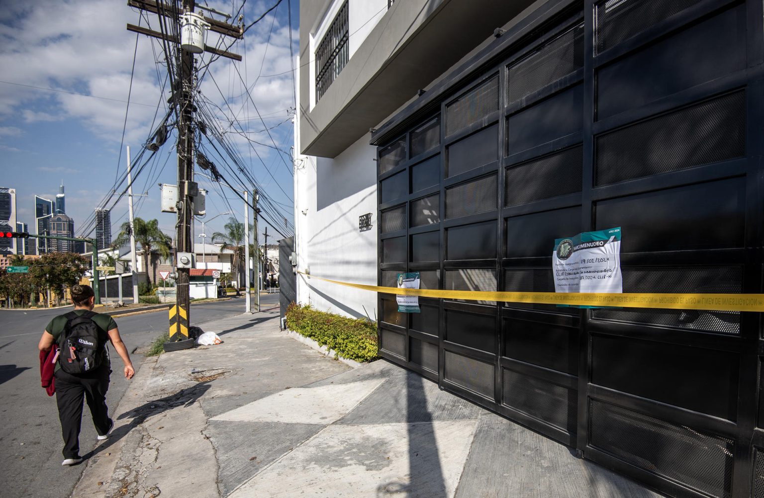 Fachada del domicilio ubicado en las avenidas Eugenio Garza Laguera y Lomas del Campestre, hoy donde se realiza un cateo por autoridades federales y estatales, en la norteña ciudad De San Pedro Garza Garcia en el Estado de Nuevo León. EFE/Miguel Sierra