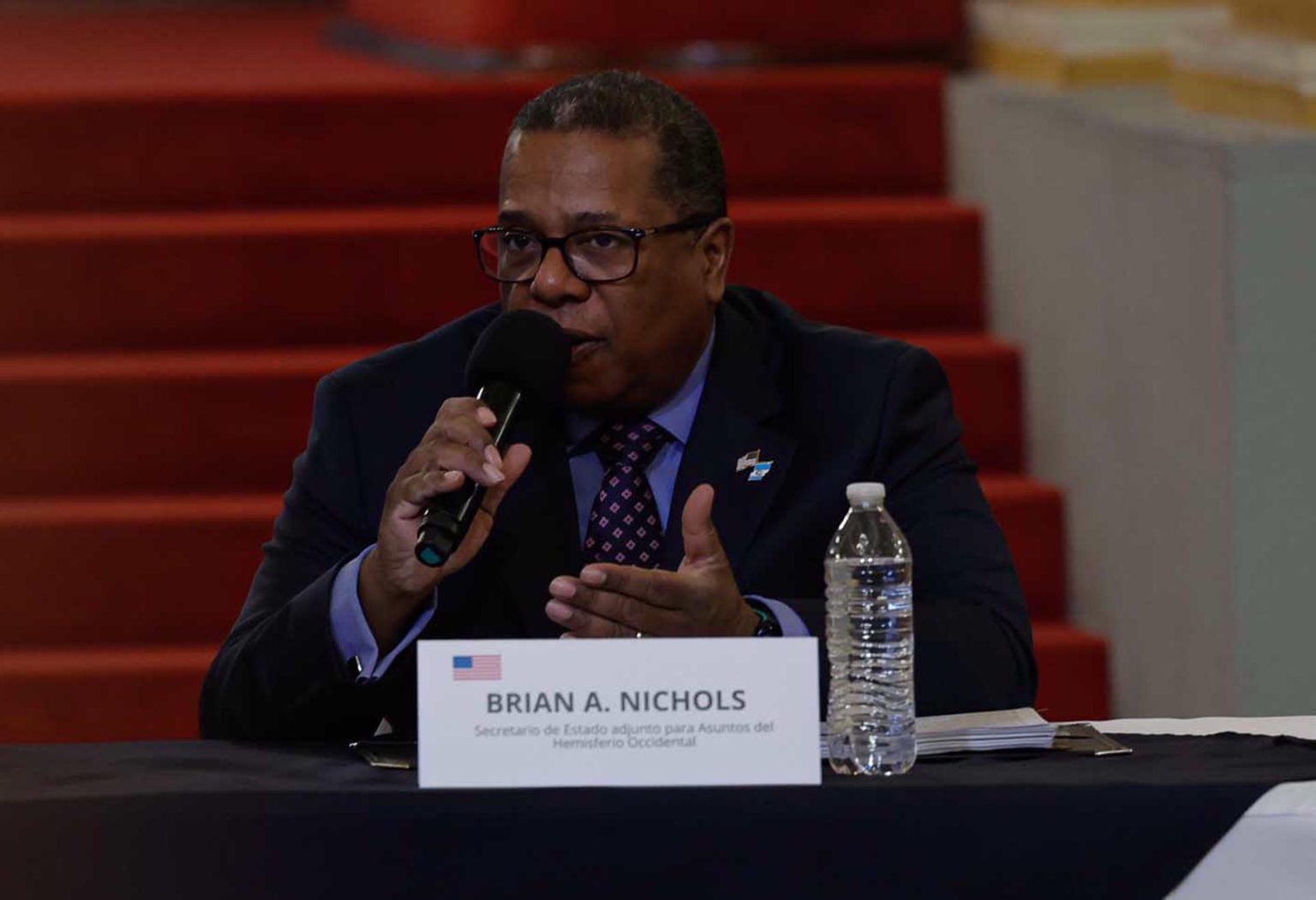 El subsecretario de Estado para Asuntos del Hemisferio Occidental de Estados Unidos, Brian Nichols durante una rueda de prensa, hoy en Ciudad de Guatemala (Guatemala). EFE/ David Toro