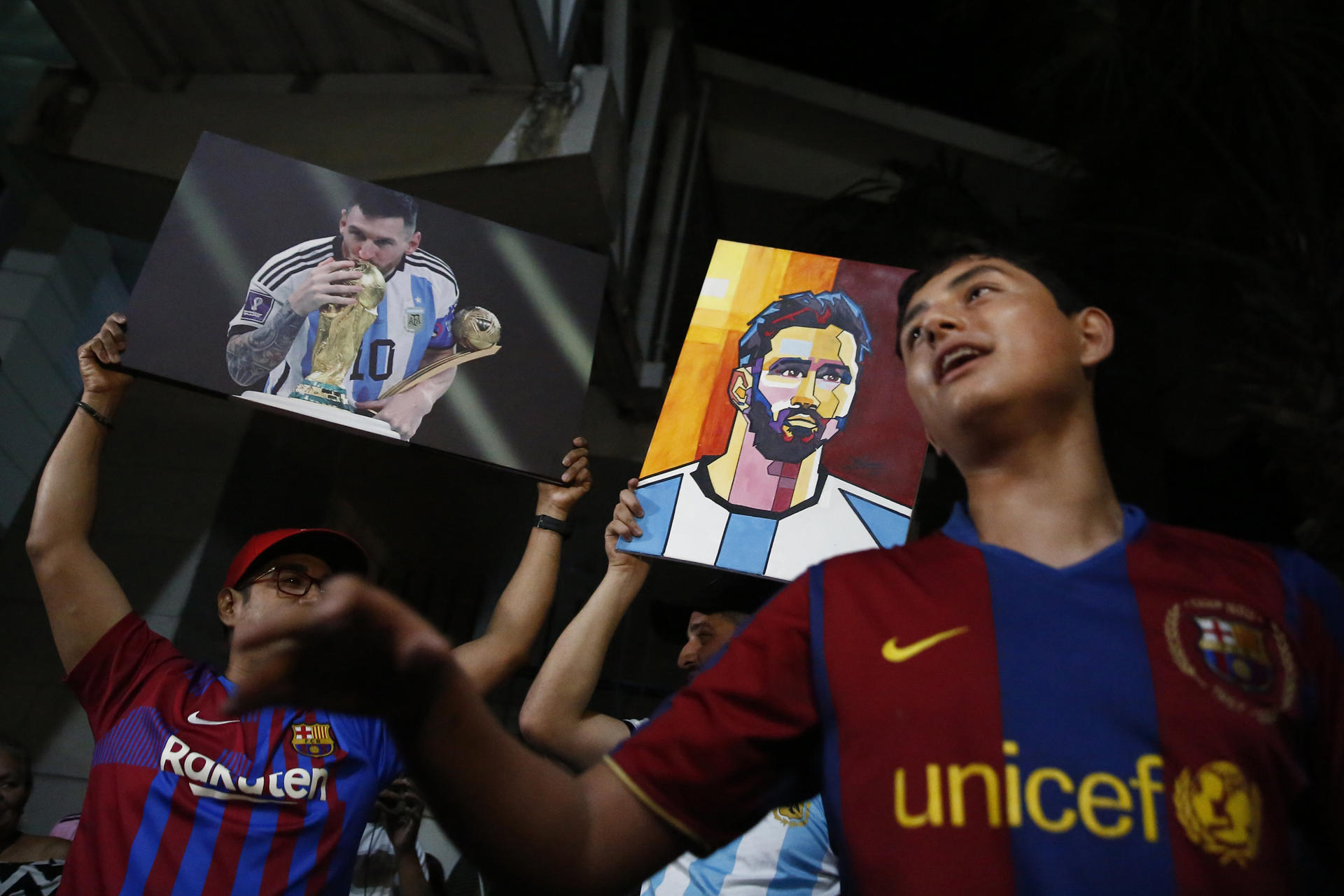 Aficionados salvadoreños esperaron la madrugada de este viernes la llegada del argentino Lionel Messi a un hotel donde se hospedan él y sus demás compañeros del Inter Miami, horas antes del partido amistoso ante la selección de El Salvador. EFE/Rodrigo Sura
