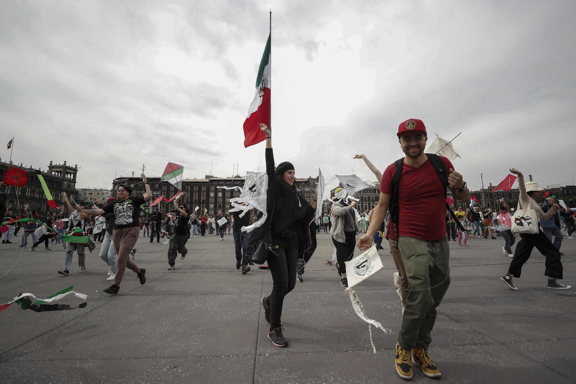 Un grupo de activistas acompañados de niños vuelan papalotes en solidaridad con Palestina, hoy en el Zócalo de la Ciudad de México (México). EFE/ Isaac Esquivel
