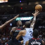 El guardia del Miami Heat, Terry Rozier (C), dispara entre el delantero de los Memphis Grizzlies, GG Jackson (izq.), y el delantero de los Memphis Grizzlies, Xavier Tillman (der.), durante la segunda mitad del partido de baloncesto de la NBA EFE/ Rhona Wise