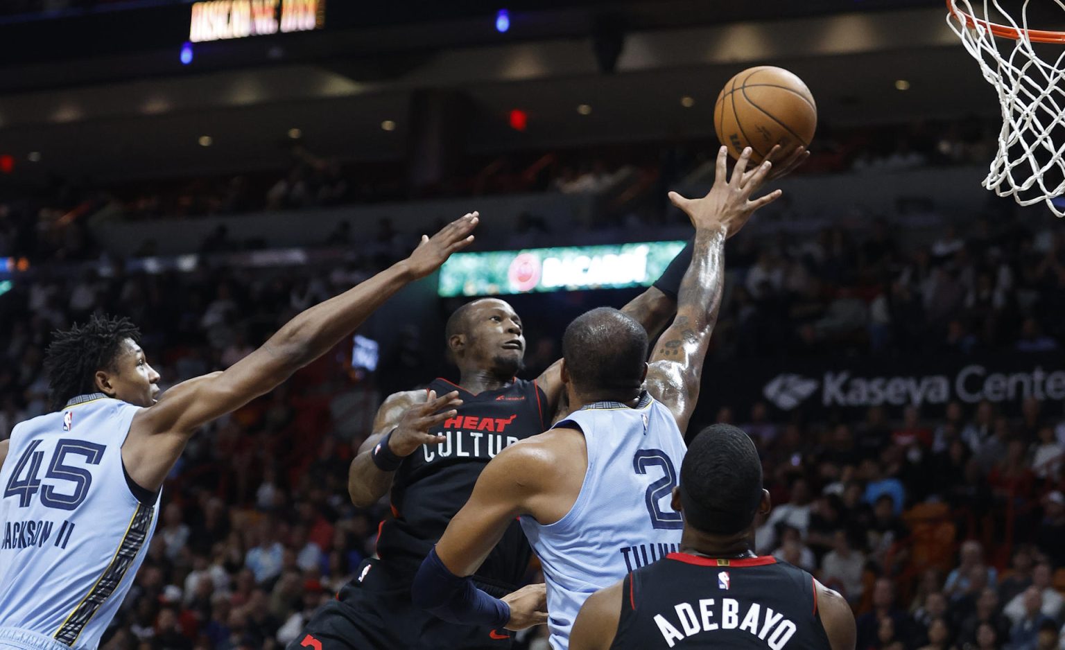 El guardia del Miami Heat, Terry Rozier (C), dispara entre el delantero de los Memphis Grizzlies, GG Jackson (izq.), y el delantero de los Memphis Grizzlies, Xavier Tillman (der.), durante la segunda mitad del partido de baloncesto de la NBA EFE/ Rhona Wise