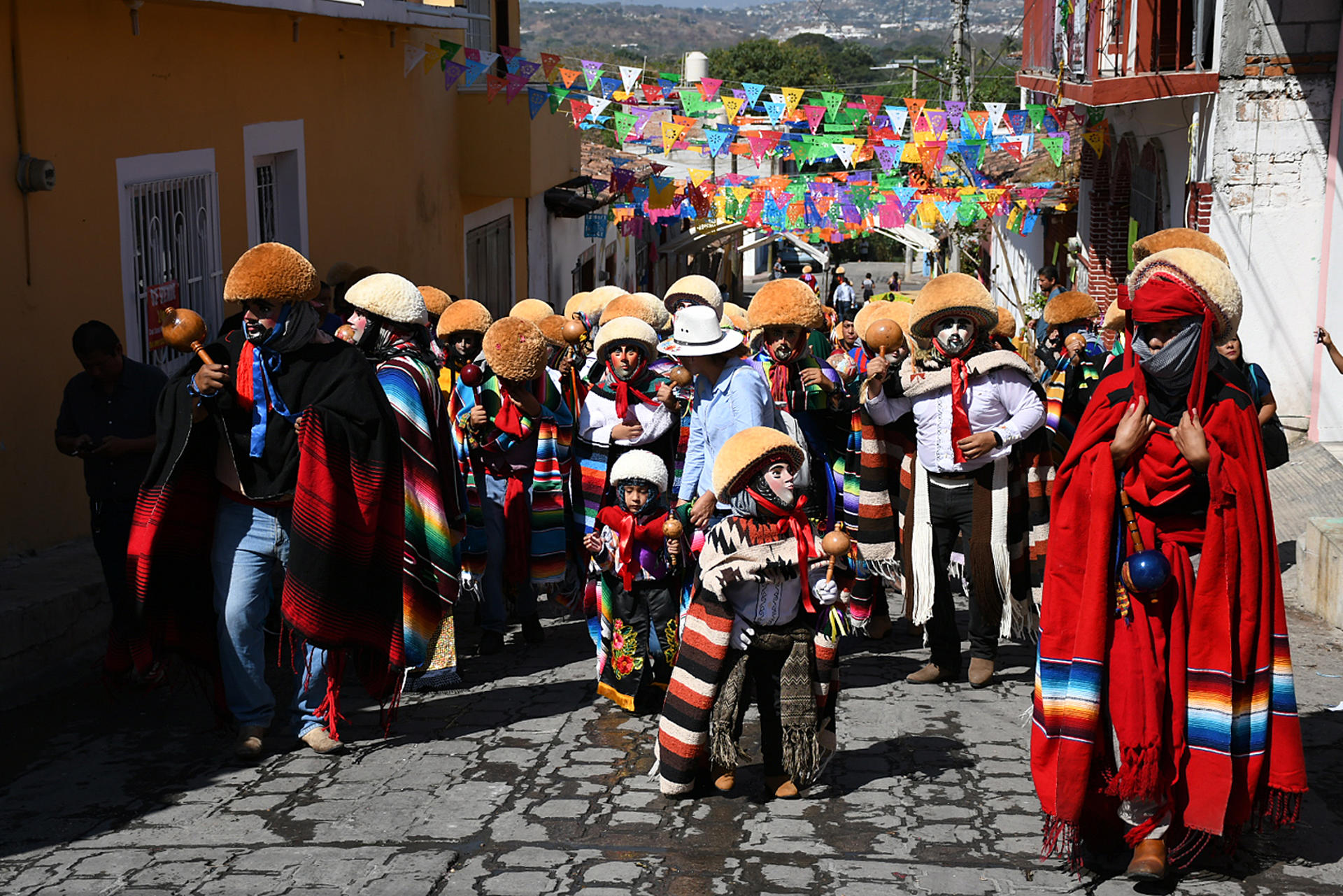 Cientos de hombres banzan con su traje de gala hoy en honor a San Sabastián, durante una celebración en el municipio de Chiapa de Corzo, estado de Chiapas (México). EFE/Carlos López
