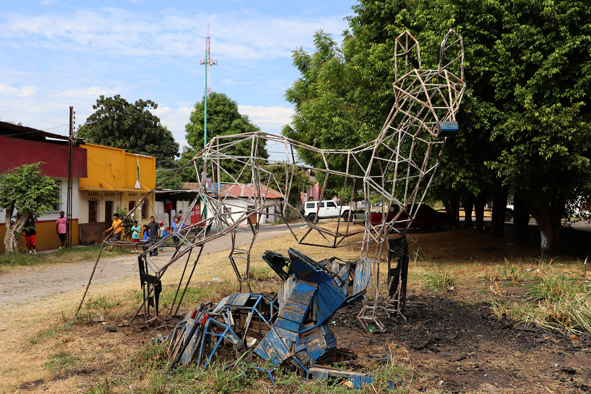 Fotografía del monumento dedicado a la migración 'La Coyota y su cría' hoy, en la ciudad de Tapachula en el estado de Chiapas (México). EFE/ Juan Manuel Blanco
