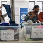 Fotografía de archivo de migrantes que buscan prendas de vestir donadas a la organización AID For Life Internacional, en la iglesia de Santa Teresa en Nueva York (EE. UU). EFE/ Ángel Colmenares