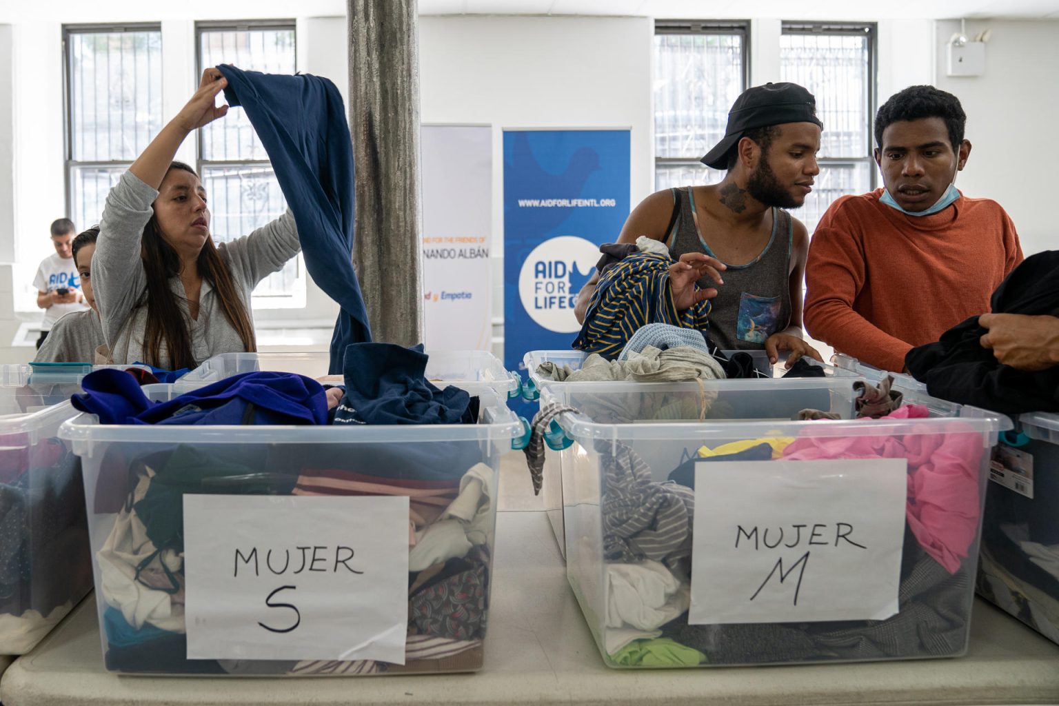 Fotografía de archivo de migrantes que buscan prendas de vestir donadas a la organización AID For Life Internacional, en la iglesia de Santa Teresa en Nueva York (EE. UU). EFE/ Ángel Colmenares