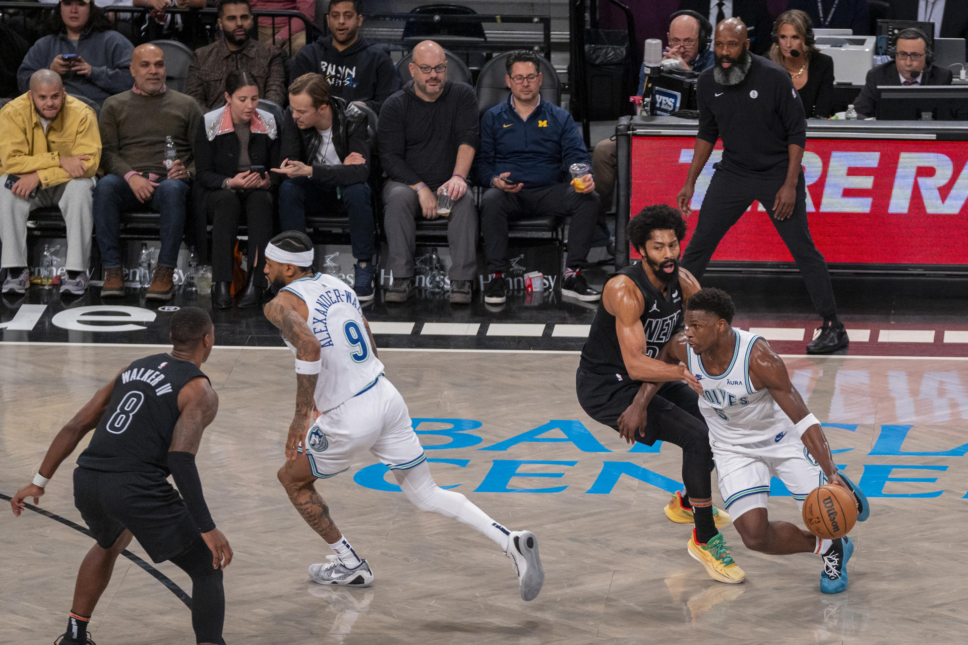 Anthony Edwards de Minnesota Timberwolves protege el balón sobre la marca de Brooklyn Nets hoy, durante el juego de NBA en el Barclays Center de Brooklyn, New York (EE.UU). EFE/ Ángel Colmenares
