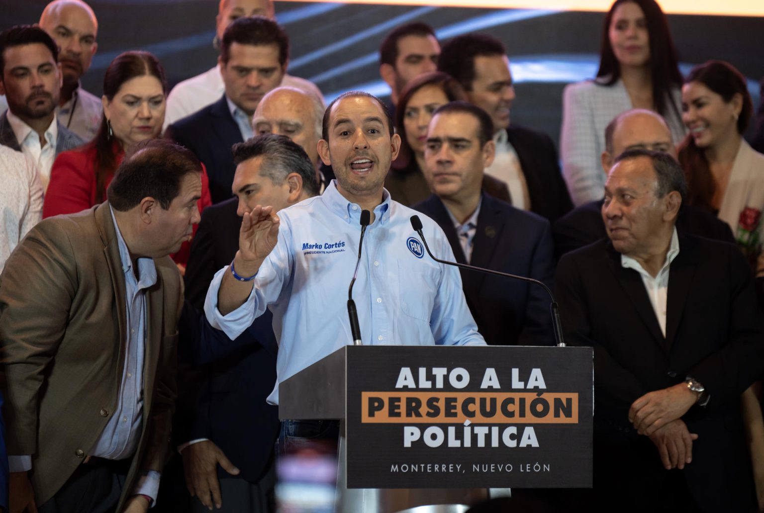 Fotografía de archivo del dirigente nacional del Partido Acción Nacional (PAN), Marko Cortés (c).EFE/Miguel Sierra