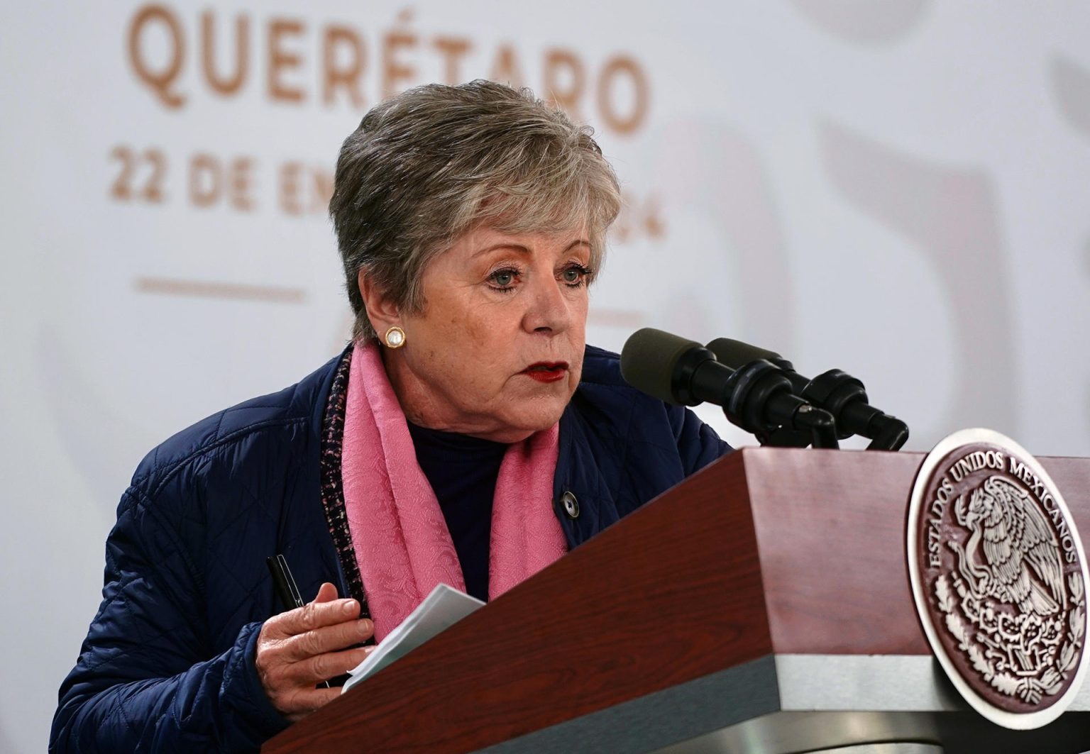 Fotografía cedida hoy por la Presidencia de México que muestra a la canciller Alicia Bárcena durante una conferencia de prensa en la ciudad de Querétaro (México). EFE/ Presidencia de México /SOLO USO EDITORIAL /SOLO DISPONIBLE PARA ILUSTRAR LA NOTICIA QUE ACOMPAÑA (CRÉDITO OBLIGATORIO)