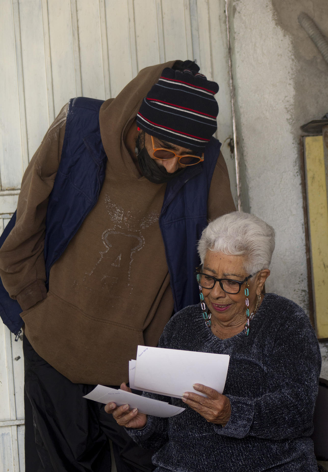 La señora María del Rosario Elizondo (d) habla con su hijo Julián Miguel Balderas, el 18 de enero de 2024, en la ciudad de Querétaro (México). EFE/ Sergio Adrián Ángeles
