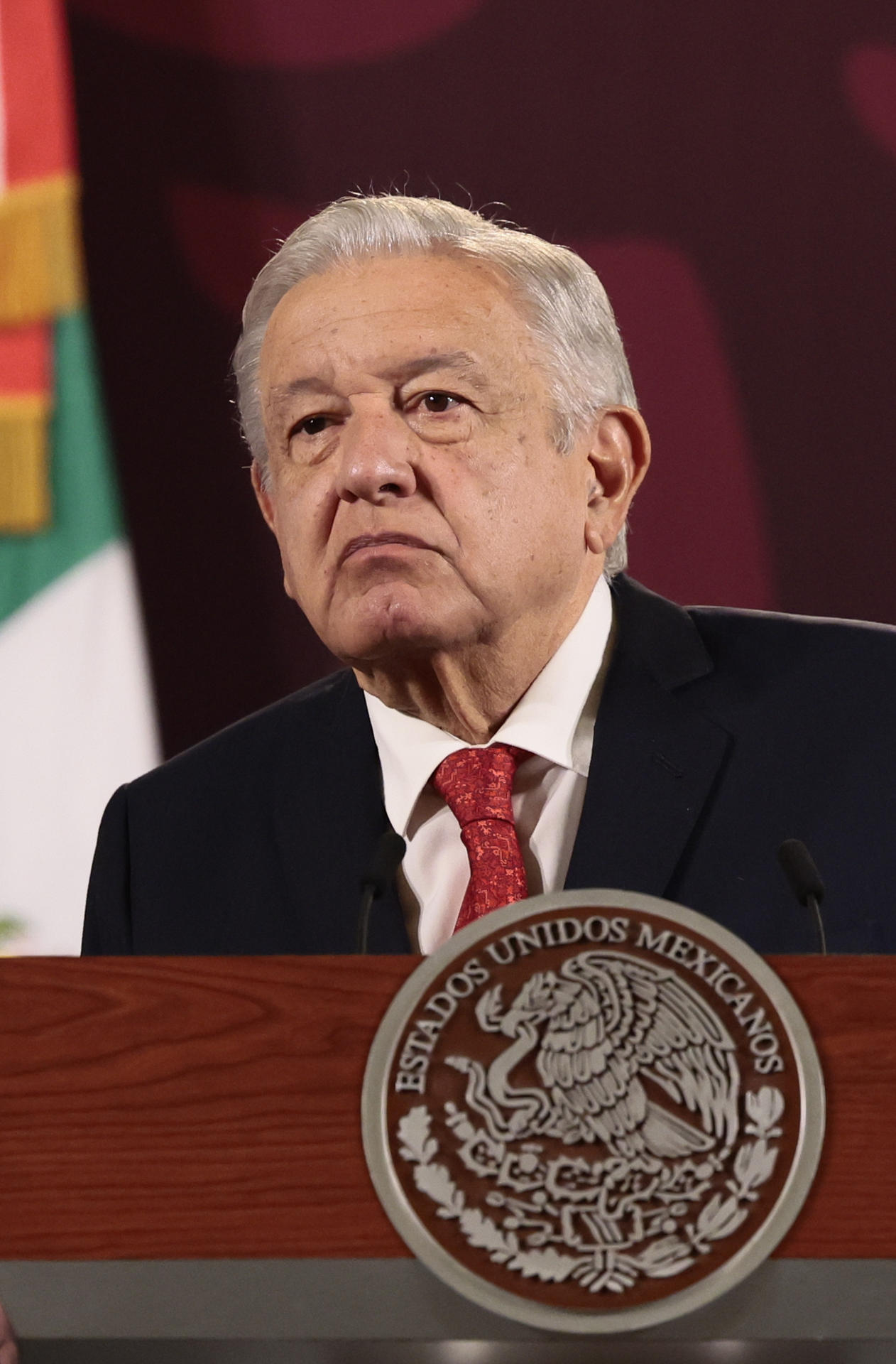 El presidente de México, Andrés Manuel López Obrador, habla durante su rueda de prensa matutina hoy, en el Palacio Nacional en la Ciudad de México (México). EFE/ José Méndez
