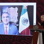 El gobernador de Tamaulipas, Américo Villarreal (pantalla), participa de manera virtual en la conferencia de prensa matutina del presidente de México, Andrés Manuel López Obrador hoy, en el Palacio Nacional en Ciudad de México (México). EFE/José Méndez