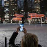 Fotografía de la obra "Dejar que el cielo sepa", de la artista argentina Ana María Hernado, una instalación que estará hasta el 17 de marzo en la plaza Madison Square Park, hoy en Manhattan, Nueva York (EE. UU). EFE/ Ángel Colmenares