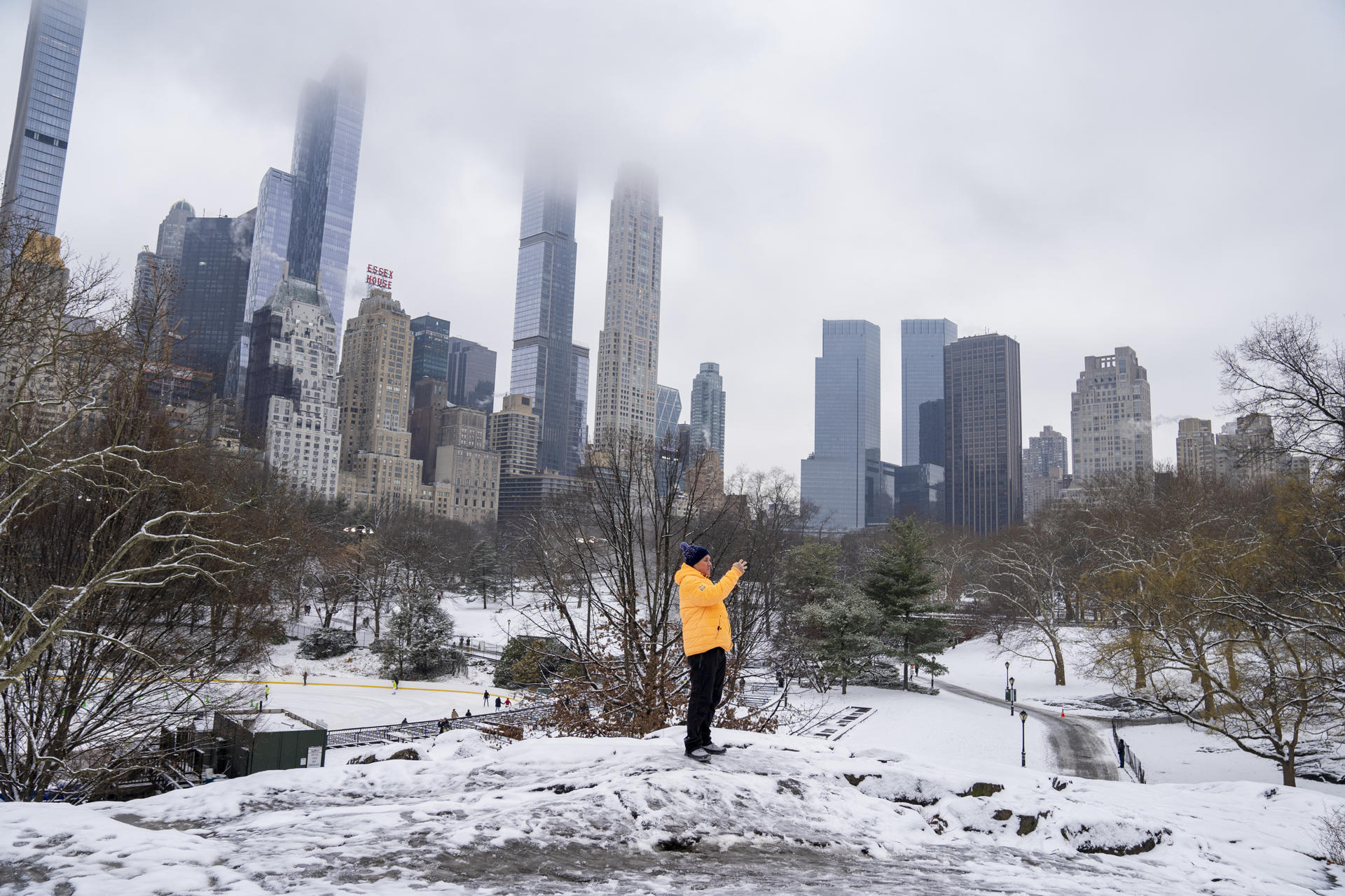 Una persona toma una fotografía tras la primera nevada de 2024 hoy, en Central Park en Nueva York (EE.UU.). EFE/ Ángel Colmenares
