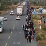 Migrantes caminan durante una caravana que se dirige a la frontera con Estados Unidos hoy, en el municipio de Juchitán en el estado de Oaxaca (México). EFE/Jesús Méndez