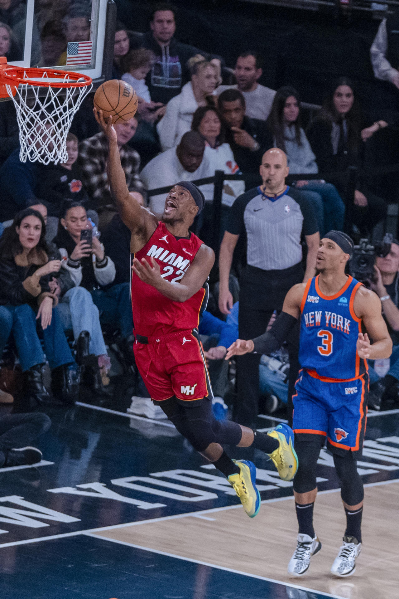 Jimmy Butler (i) de Miami Heat salta hoy, durante un partido de la NBA entre New York Knicks y Miami Heat, en el Madison Equare Garden en Manhattan, Nueva York (EE.UU.). EFE/Angel Colmenares
