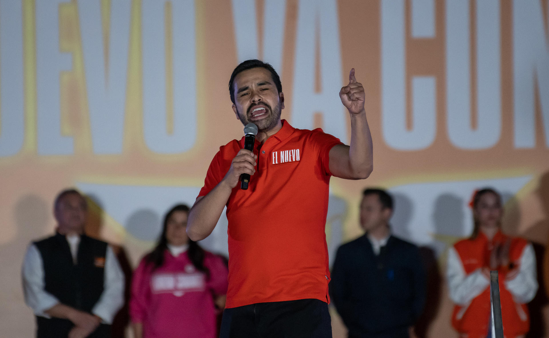 El precandidato a la presidencia de México por el partido Movimiento Ciudadano (MC) Jorge Álvarez Máynez, habla durante el cierre de precampaña hoy, en la ciudad de Monterrey (México). EFE/Miguel Sierra
