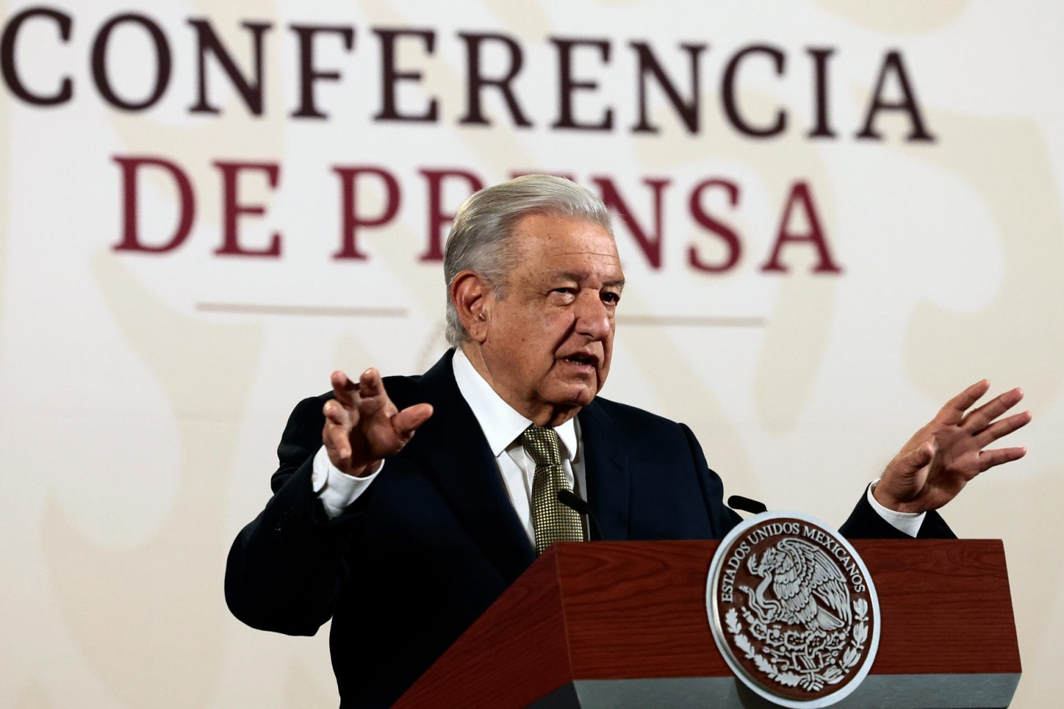 El presidente de México, Andrés Manuel López Obrador, habla durante su conferencia de prensa matutina hoy, en el Palacio Nacional de la Ciudad de México (México). EFE/ José Méndez