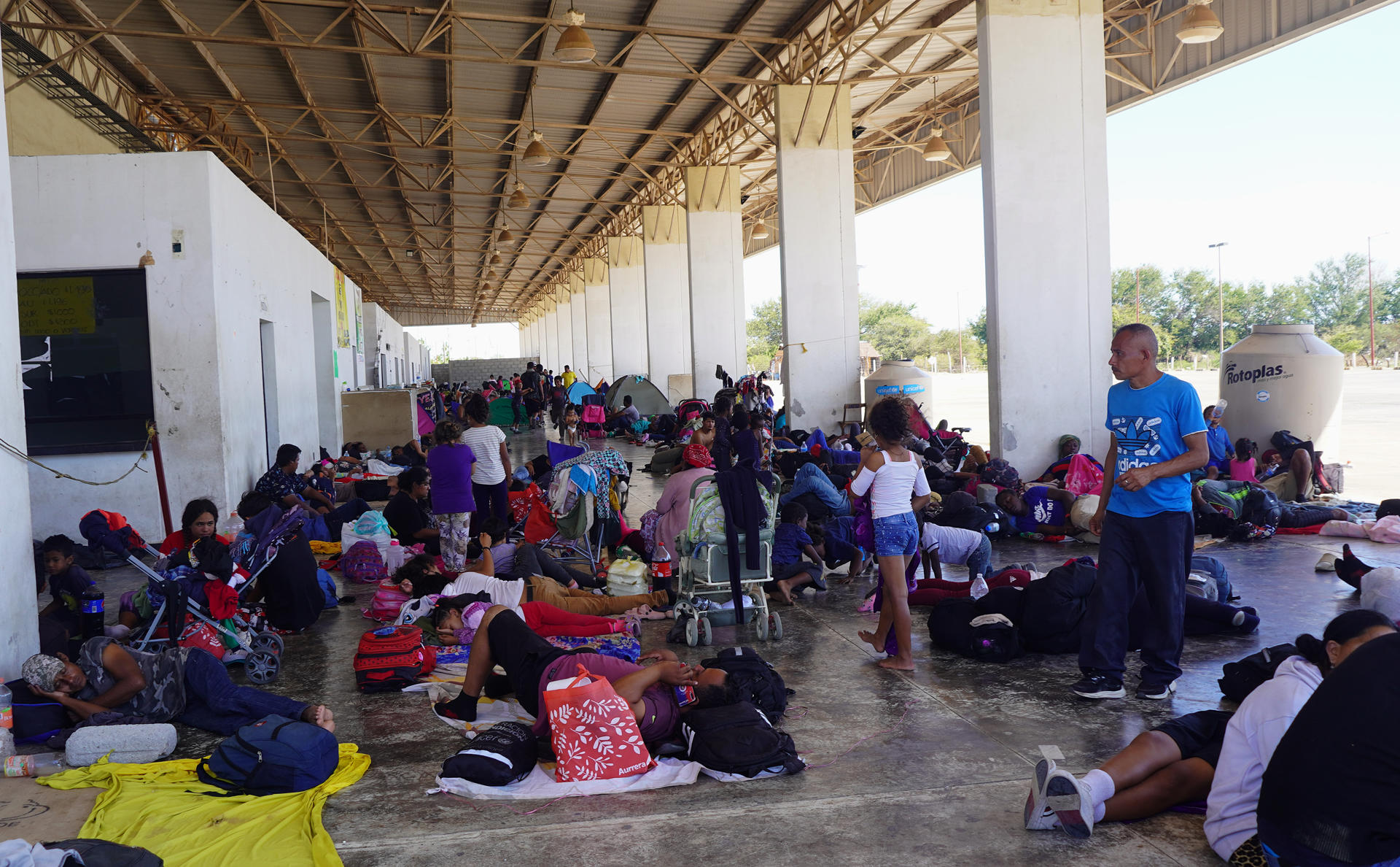 Migrantes que caminan durante una caravana que se dirige a la frontera con Estados Unidos descansan en un campamento improvisado hoy, en el municipio de Juchitán en el estado de Oaxaca (México). EFE/Jesús Méndez
