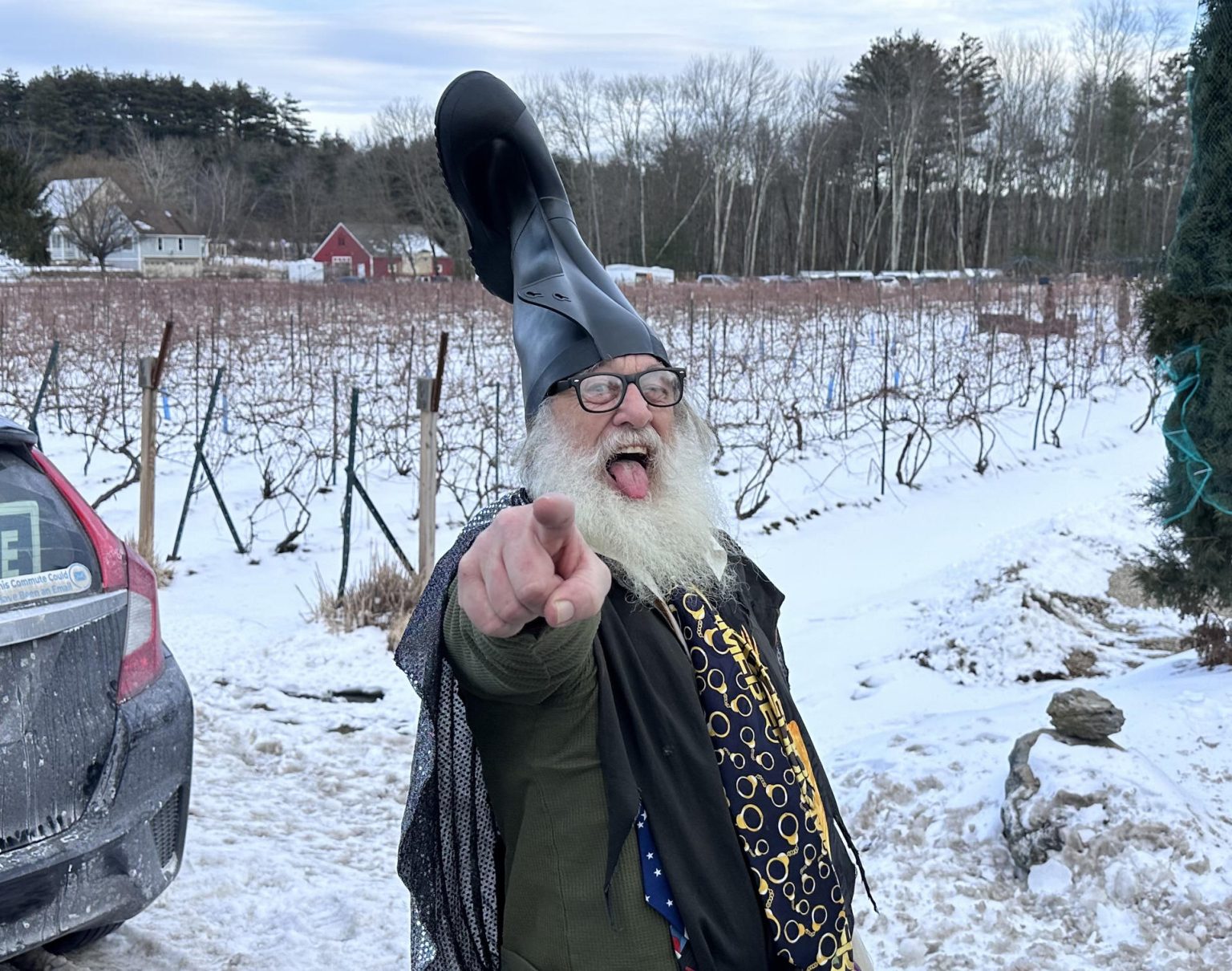 El comediante Vermin Supreme, candidato presidencial satírico que se presenta en todas las primarias de Nuevo Hampshire, posa durante una entrevista con EFE, el 22 de enero de 2024, en Hollis, Nuevo Hampshire (Estados Unidos). EFE/ Octavio Guzmán