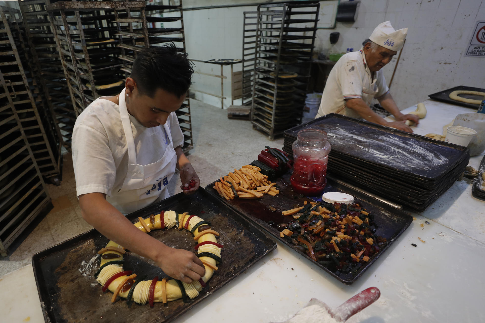 Panaderos elaboran hoy la tradicional rosca de Reyes, en Ciudad de México (México). EFE/Isaac Esquivel
