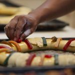 Panaderos elaboran hoy la tradicional rosca de Reyes, en Ciudad de México (México). EFE/Isaac Esquivel