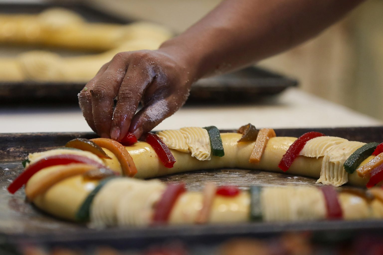 Panaderos elaboran hoy la tradicional rosca de Reyes, en Ciudad de México (México). EFE/Isaac Esquivel