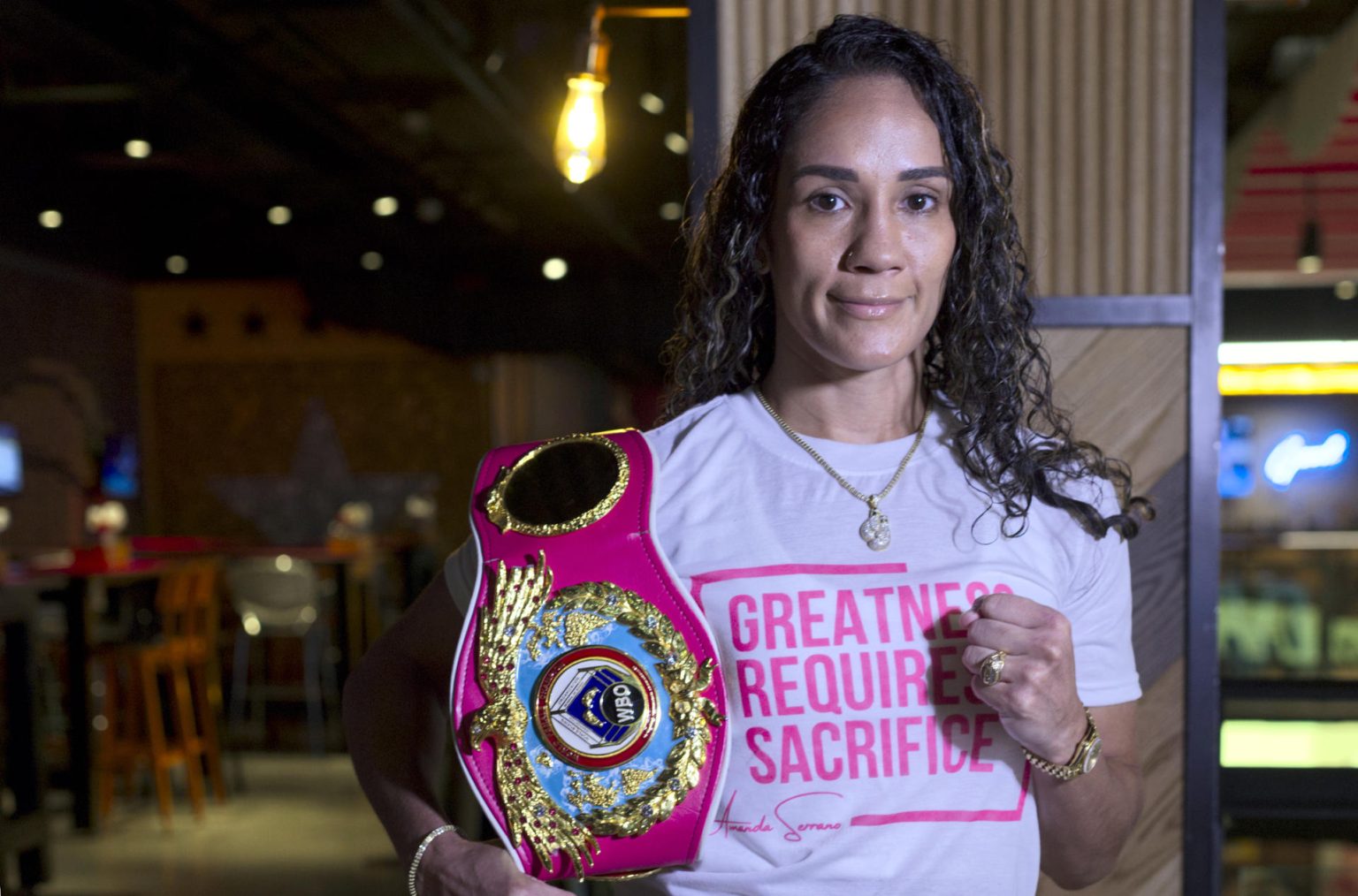 La boxeadora puertorriqueña Amanda Serrano posa con su cinturón de campeona durante una entrevista con EFE el 5 de enero de 2024, en San Juan (Puerto Rico). EFE/ Thais Llorca