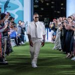 Fotografía cedida por la Semana de la Moda de Miami (MIAFW) donde aparece el reconocido modista en el ámbito del 'urbanwear', Karl Kani, durante un desfile ofrecido el 24 de enero de 2024, en un hotel en el centro de Miami, Florida (EE.UU.). EFE/ MIAFW/ SÓLO USO EDITORIAL/SÓLO DISPONIBLE PARA ILUSTRAR LA NOTICIA QUE ACOMPAÑA (CRÉDITO OBLIGATORIO)