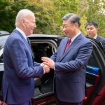 Imagen de archivo del presidente estadounidense Joe Biden (i) y el presidente chino Xi Jinping. EFE/XINHUA / LI XUEREN