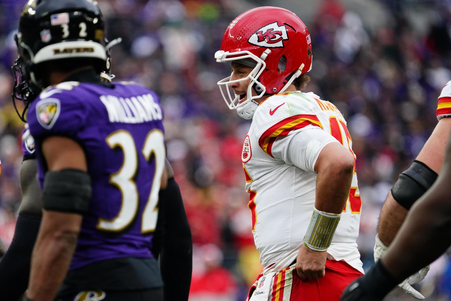 El mariscal de campo de los Kansas City Chiefs Patrick Mahomes (d) y la seguridad de los Baltimore Ravens Marcus Williams (i) después de una jugada durante la primera mitad del campeonato de la conferencia de la AFC entre los Baltimore Ravens y los Kansas City Chiefs en Baltimore, Maryland, EE. UU. EFE/EPA/SHAWN THEW
