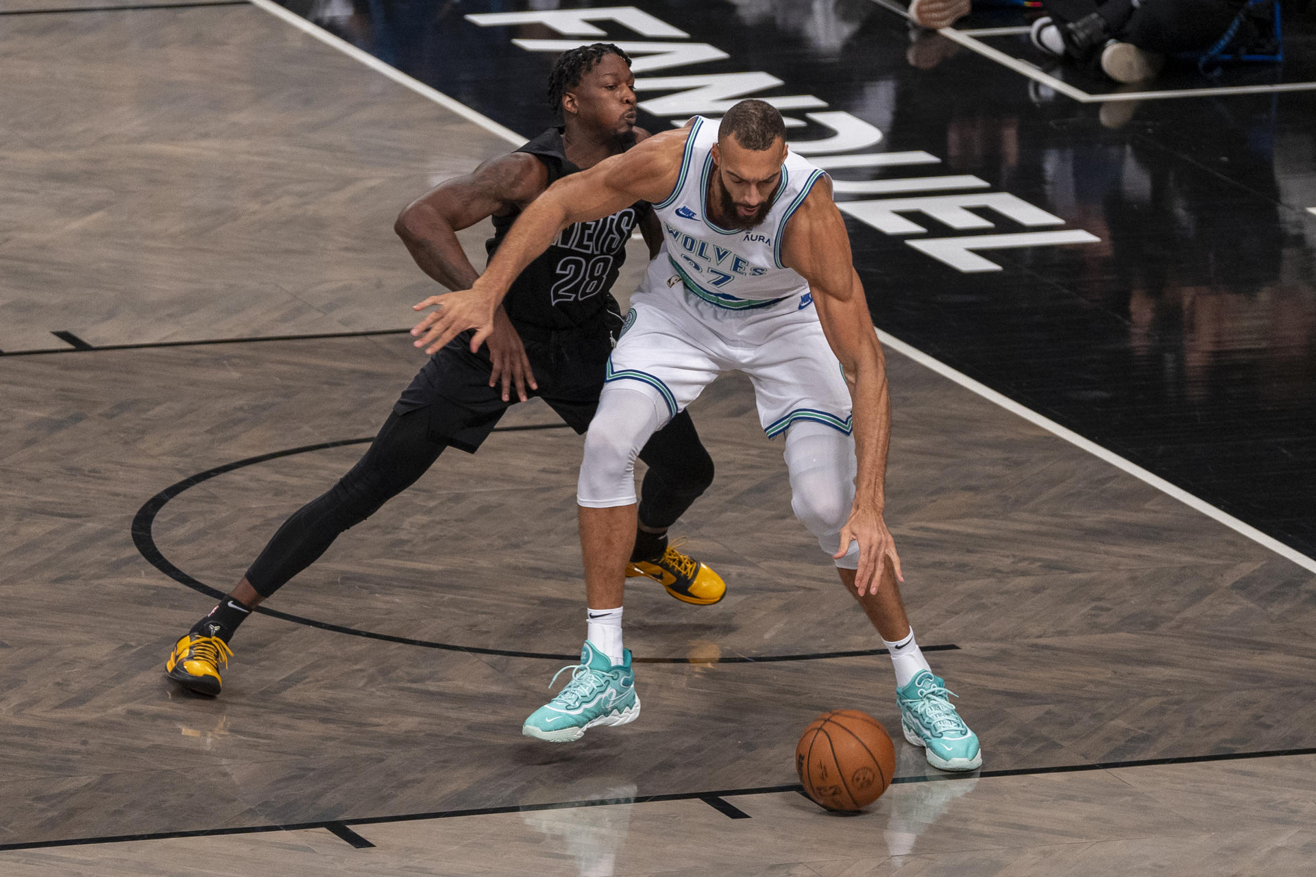 Rudy Gobett de Minnesota Timberwolves es bloqueado por Nic Claxton de Brooklyn Nets durante el juego de NBA en el Barclays Center de Brooklyn, New York (EE. UU). EFE/ Ángel Colmenares
