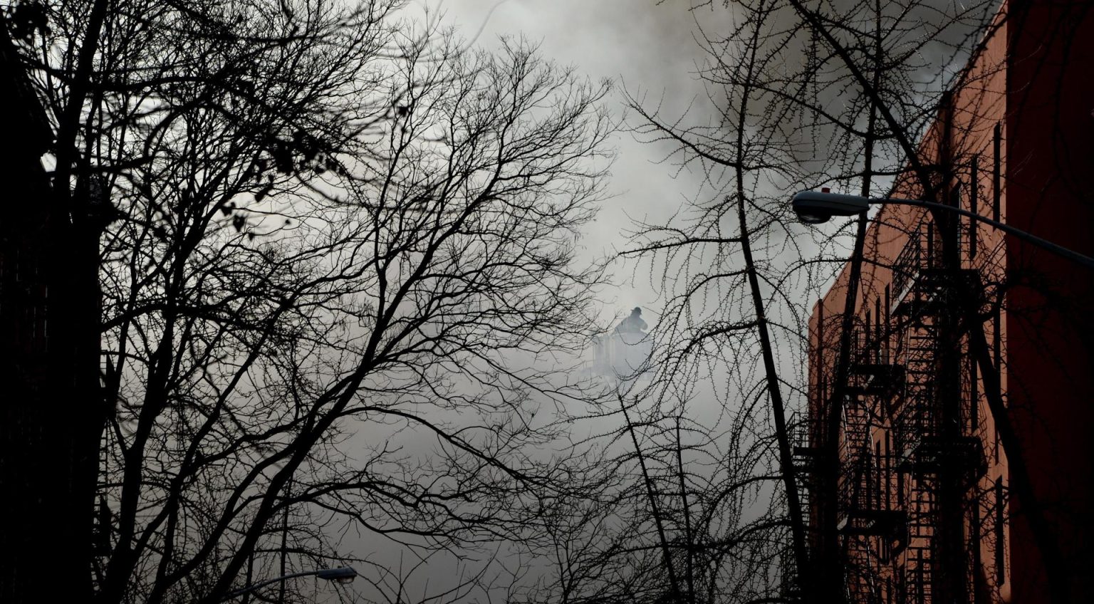 Fotografía de archivo de cuerpos de bomberos que atienden una emergencia en el barrio de Nueva York (EE.UU.). EFE/ANDREW GOMBERT