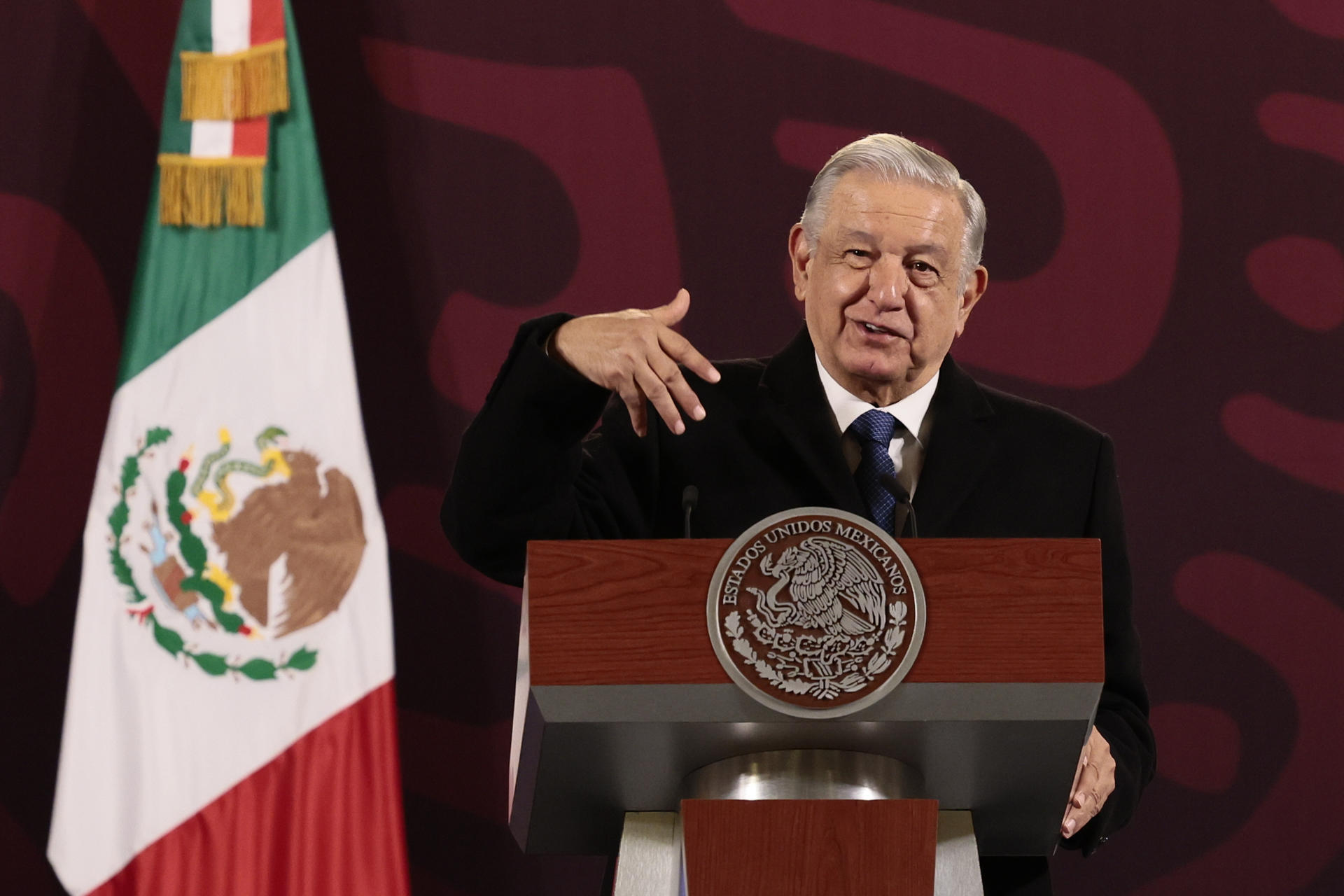 El presidente de México, Andrés Manuel López Obrador, habla durante su conferencia de prensa matutina hoy, en el Palacio Nacional en la Ciudad de México (México). EFE/ José Méndez
