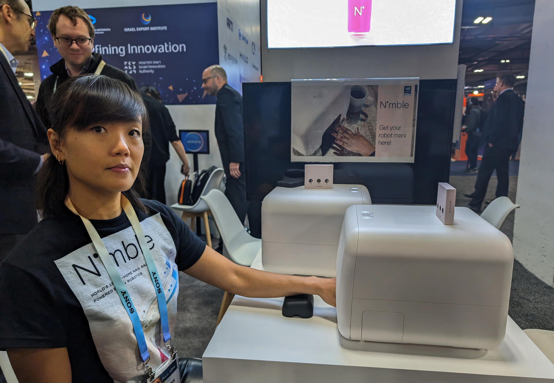 Samantha Mang, directora de marketing de la máquina con IA para hacerse la manicura Nimble, hace una demostración con la máquina hoy durante la Feria de Electrónica de Consumo (CES) en Las Vegas, Nevada (EEUU). EFE/Sarah Yáñez-Richards
