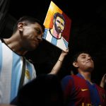 Aficionados salvadoreños esperaron la madrugada de este viernes la llegada del argentino Lionel Messi a un hotel donde se hospedan él y sus demás compañeros del Inter Miami, horas antes del partido amistoso ante la selección de El Salvador. EFE/Rodrigo Sura