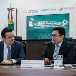 Fotografía cedida hoy por la Secretaría de Agricultura y Desarrollo Rural (Sader) de México que muestra al director en jefe del Servicio Nacional de Sanidad, Inocuidad y Calidad Agroalimentaria (Senasica), Francisco Javier Calderón Elizalde (d), y al secretario de Comercio y Relaciones Internacionales del Ministerio de Agricultura y Ganadería de Brasil, Roberto Serron, durante una reunión en Ciudad de México (México). EFE/Sader México /SOLO USO EDITORIAL /SOLO DISPONIBLE PARA ILUSTRAR LA NOTICIA QUE ACOMPAÑA (CRÉDITO OBLIGATORIO)